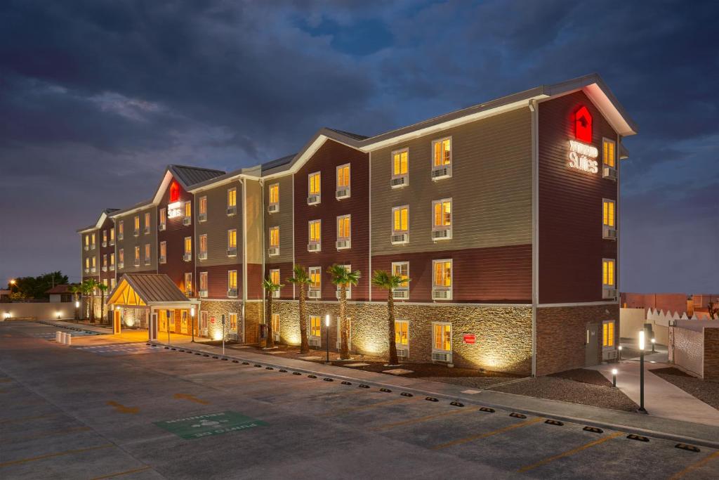 夸察夸尔科斯Extended Suites Coatzacoalcos Forum的夜间酒店 ⁇ 染