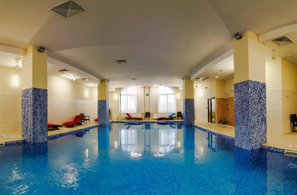 普雷代亚尔卡门酒店的大楼内的一个蓝色海水游泳池