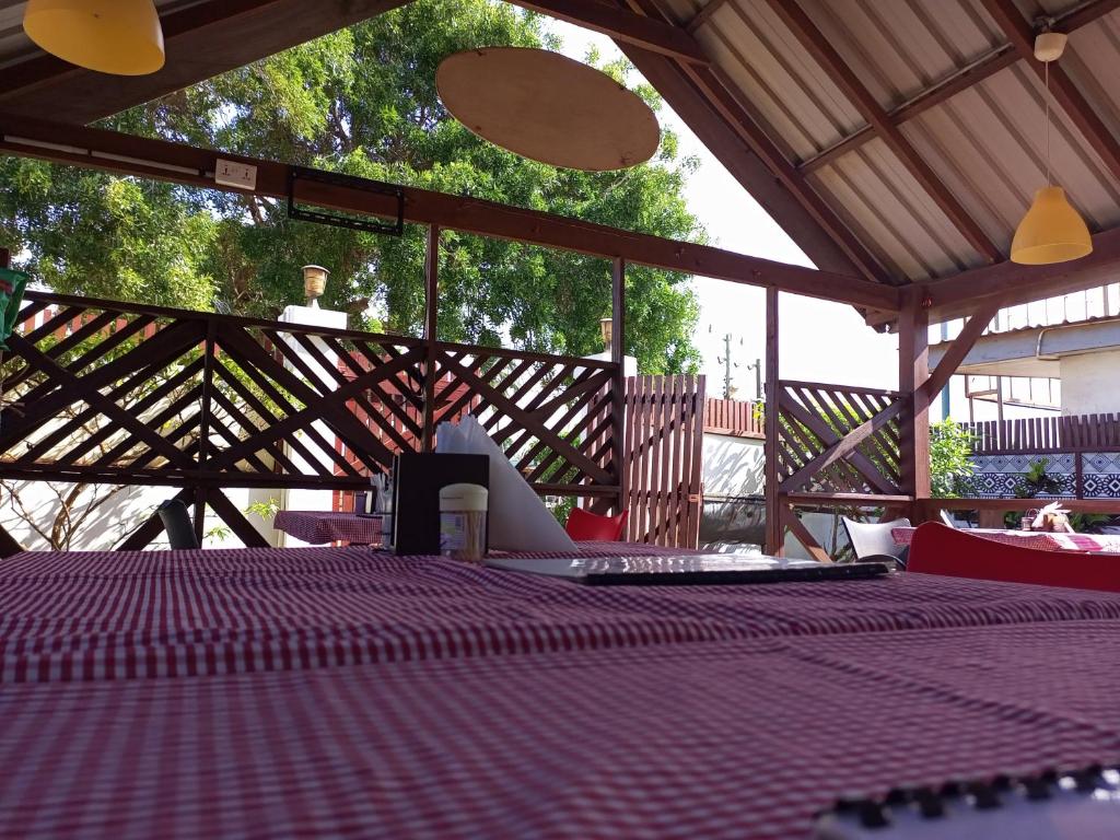 AdaEzime Guesthouse And Pizzeria的一间卧室配有一张带紫色毯子的床