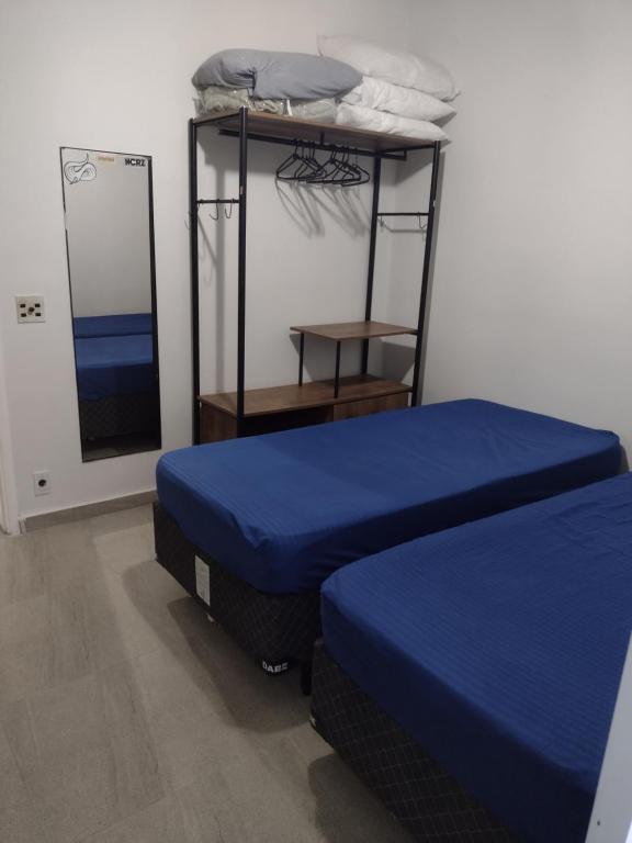 瓜鲁雅Cello´s Apartamento的客房设有两张床和一张双层床。