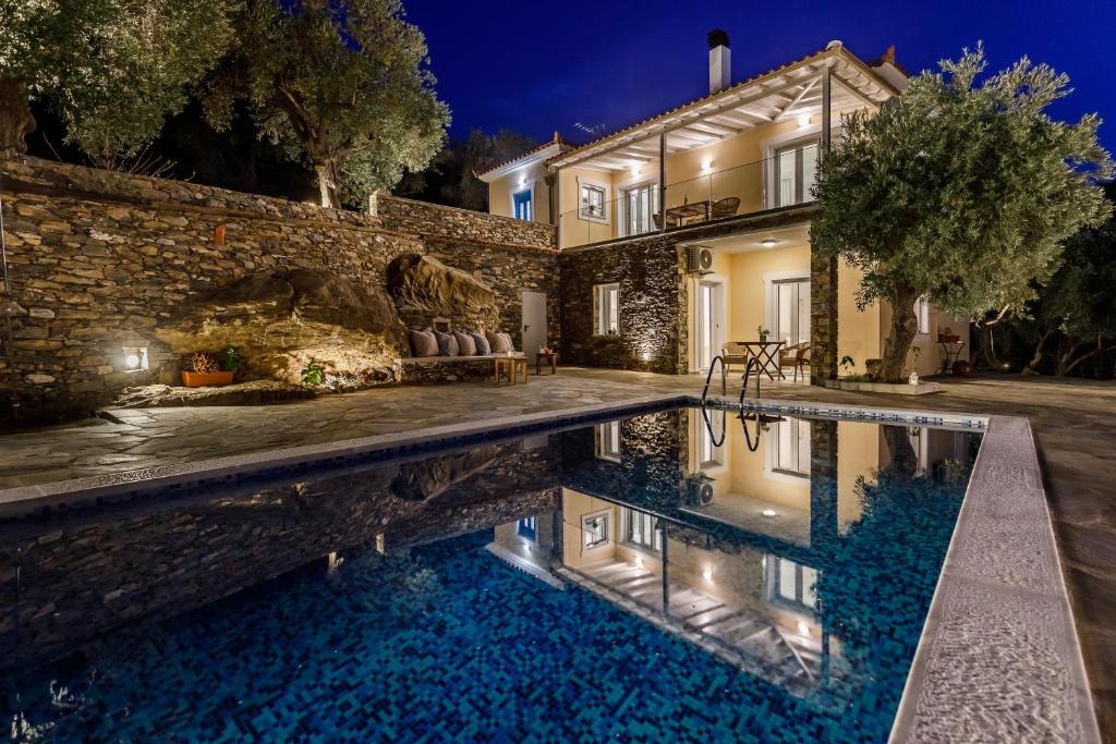 VILLA IFIGENEIA SKOPELOS με πισίνα και υπέροχη θέα内部或周边的泳池