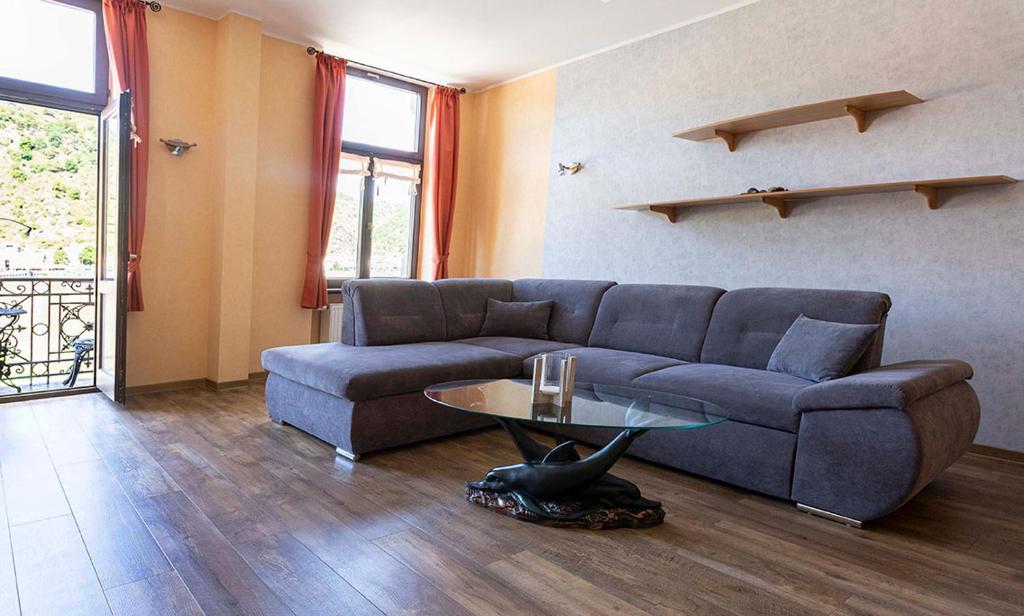 圣戈阿尔FW Rheinblick的客厅配有沙发和桌子