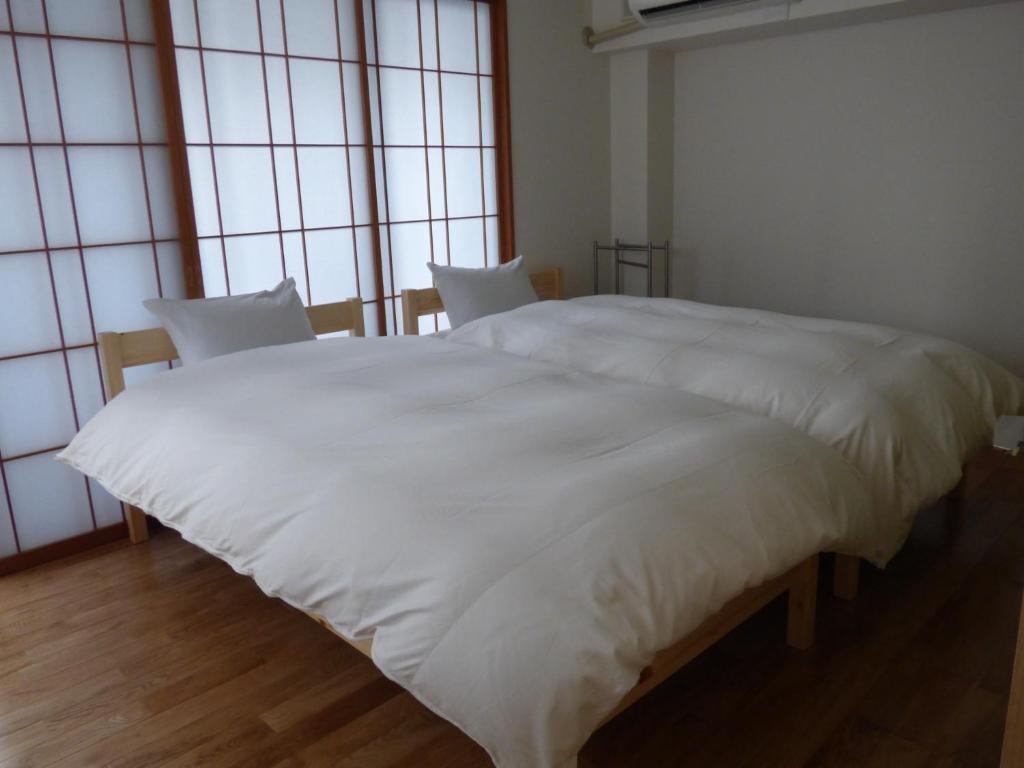 京都Kyoto City - Hotel - Vacation STAY 88891v的窗户客房内的一张大白色床