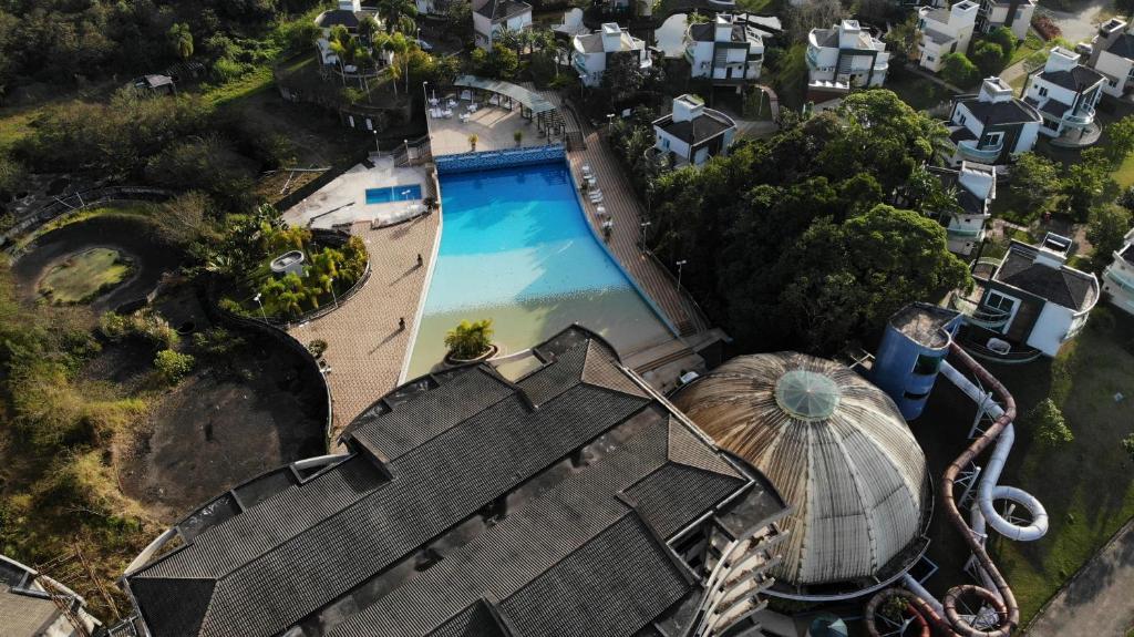 圣阿马鲁-达因佩拉特里斯Belíssimo resort com casa com banheiras água termal的享有带海滩的大型建筑的顶部景色