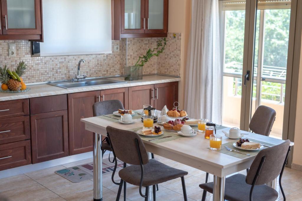 依拉佩特拉Libyan Sea Luxury Apartment 1的厨房配有餐桌和食物