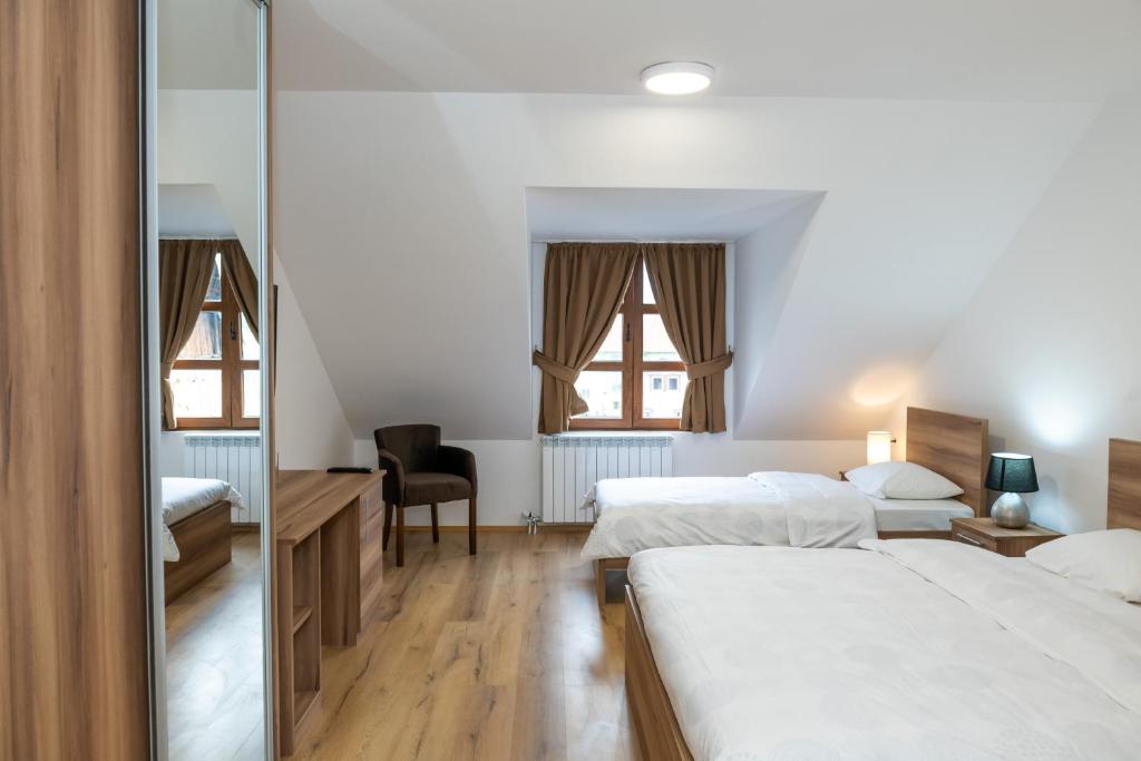 科拉欣Guest House Alte的酒店客房,设有两张床和镜子