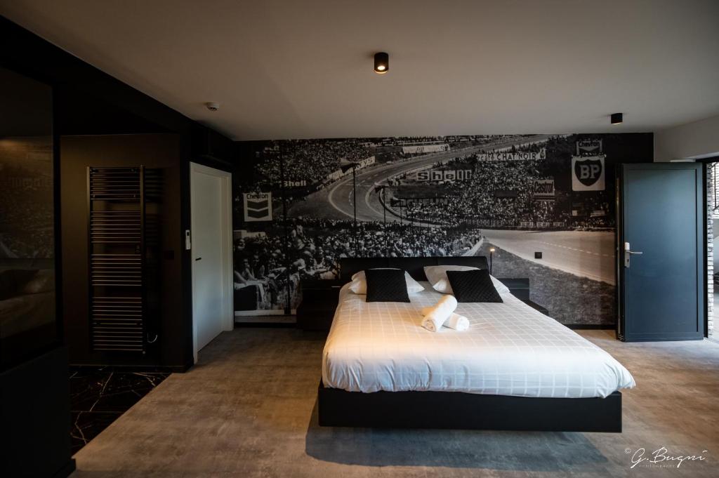 斯帕Boutique Hôtel, La Cour de la Reine, Rooftop city center的一间卧室设有一张大床和一个带棒球游戏的墙壁