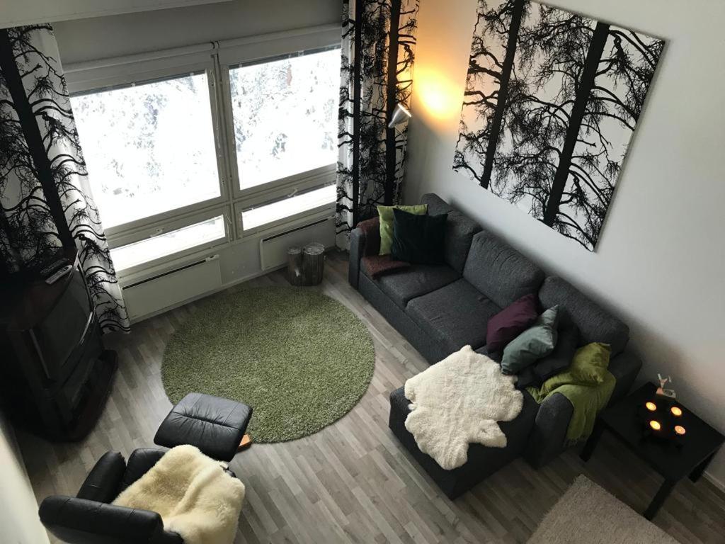 索特Näköalahuoneisto 426的享有客厅的顶部景致,客厅配有沙发和椅子