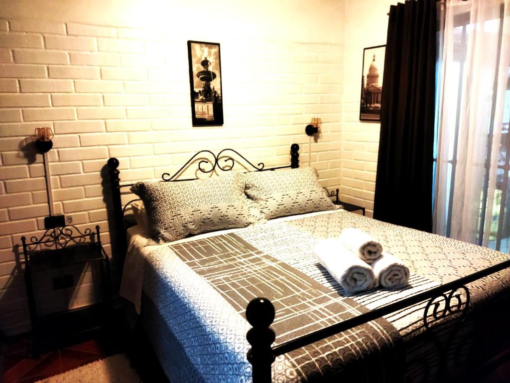 圣克鲁兹卡萨橡木阿尼约住宿加早餐旅馆的一间卧室配有一张床,上面有两条毛巾