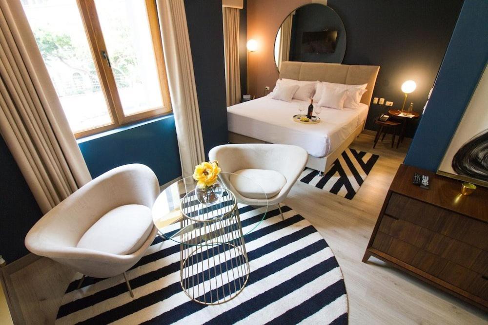 利马Neo Hotel Boutique的卧室配有一张床和一张桌子及椅子