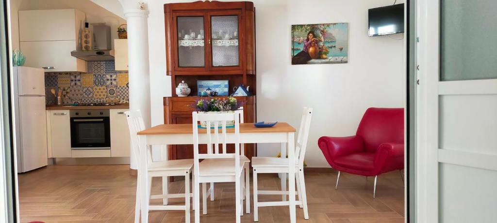 Leporano MarinaCasa vacanze Nonna Titina的厨房以及带桌椅的用餐室。