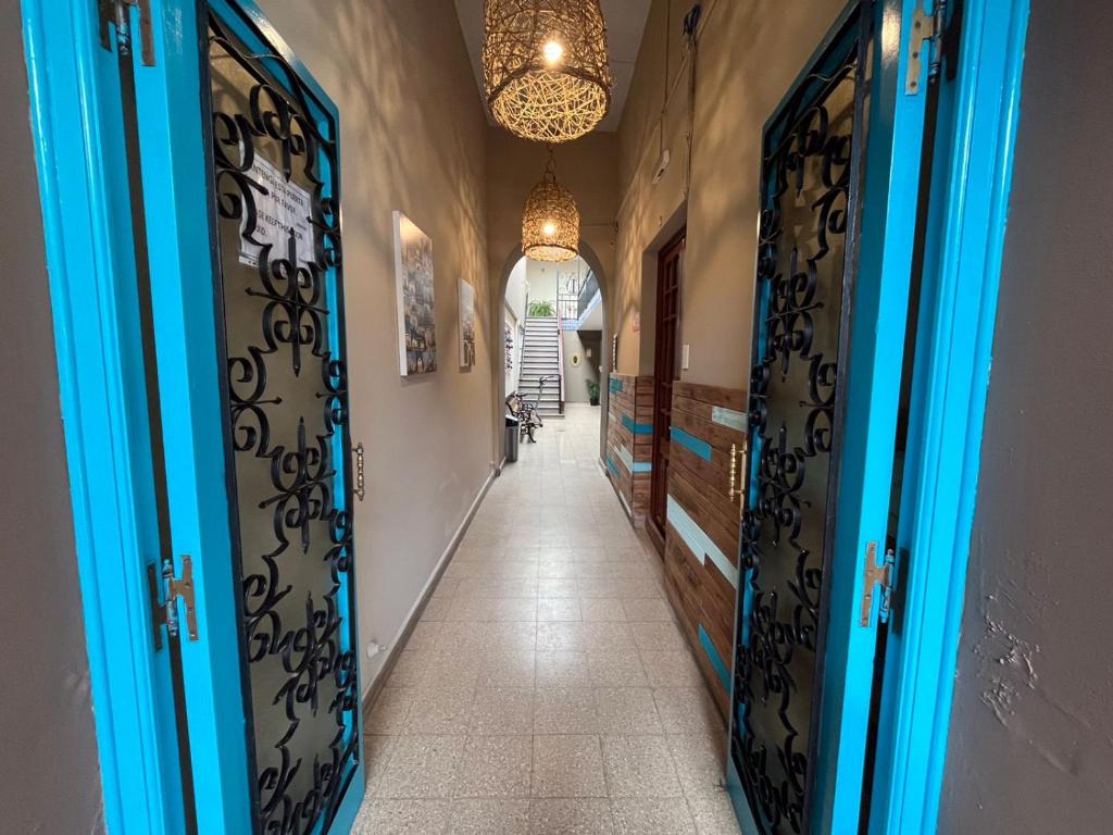 萨尔塔Ferienhaus Hostel Salta的走廊设有蓝色门,走廊设有