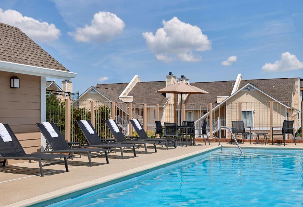 韦斯特莱克克利夫兰西湖圣淘沙集团酒店的一个带躺椅的游泳池和一个游泳池