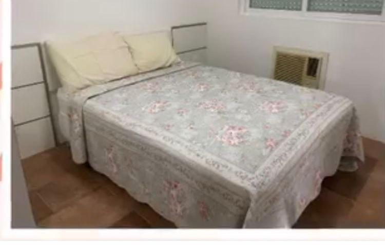 格拉瓦塔Flat 607 VILLA HÍPICA的一间卧室配有一张床铺,床上有毯子