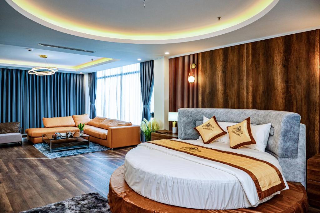 太原省The King Hotel - Condotel Thai Nguyen的一间带大床的卧室和一间客厅