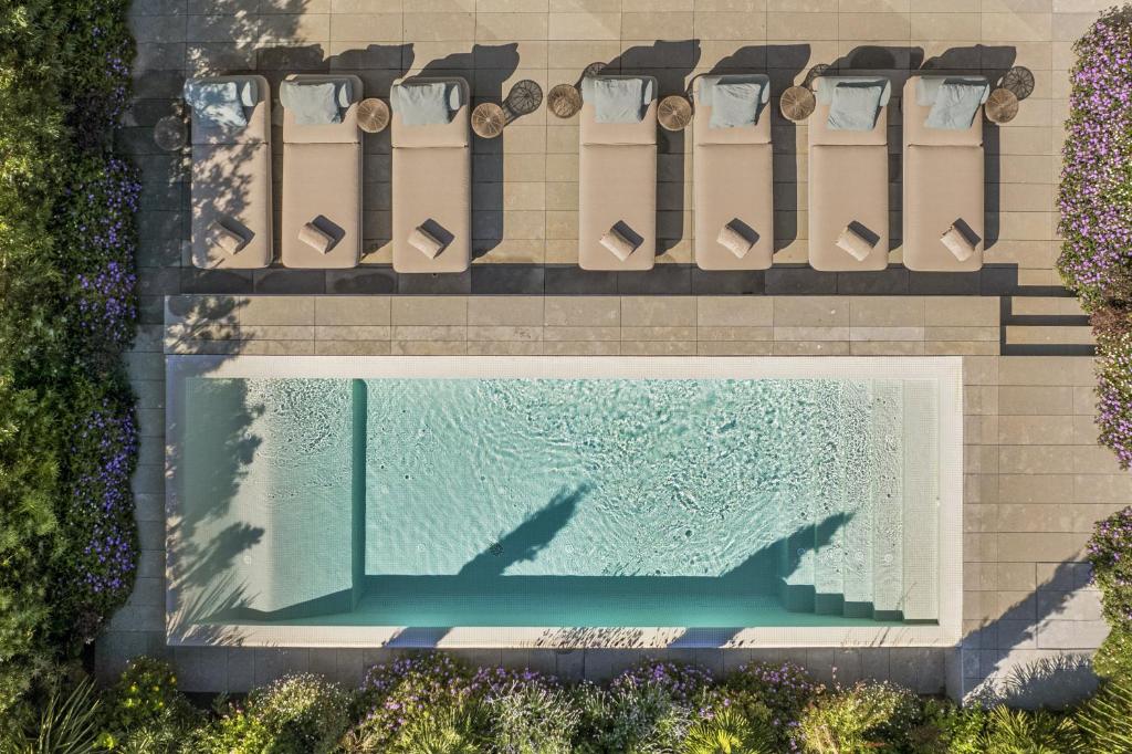 巴塞罗那Antiga Casa Buenavista的享有别墅内游泳池的顶部景致