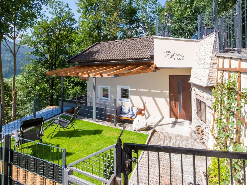 维尔德科格尔山麓布兰贝格Alpine Holiday Home in Bramberg am Wildkogel with Garden的享有带庭院和围栏的房子的景色