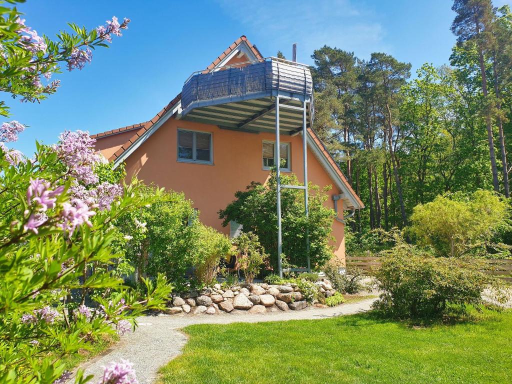 格洛韦FeWo am Wald FeWo 03 - Balkon, Gartennutzung, Sauna的屋顶上带凉亭的房子