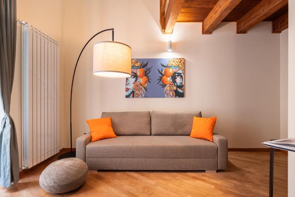 巴勒莫Open Sicily Homes "Residence ai Quattro Canti" - Self check in - Deposito Bagagli的带沙发和台灯的客厅