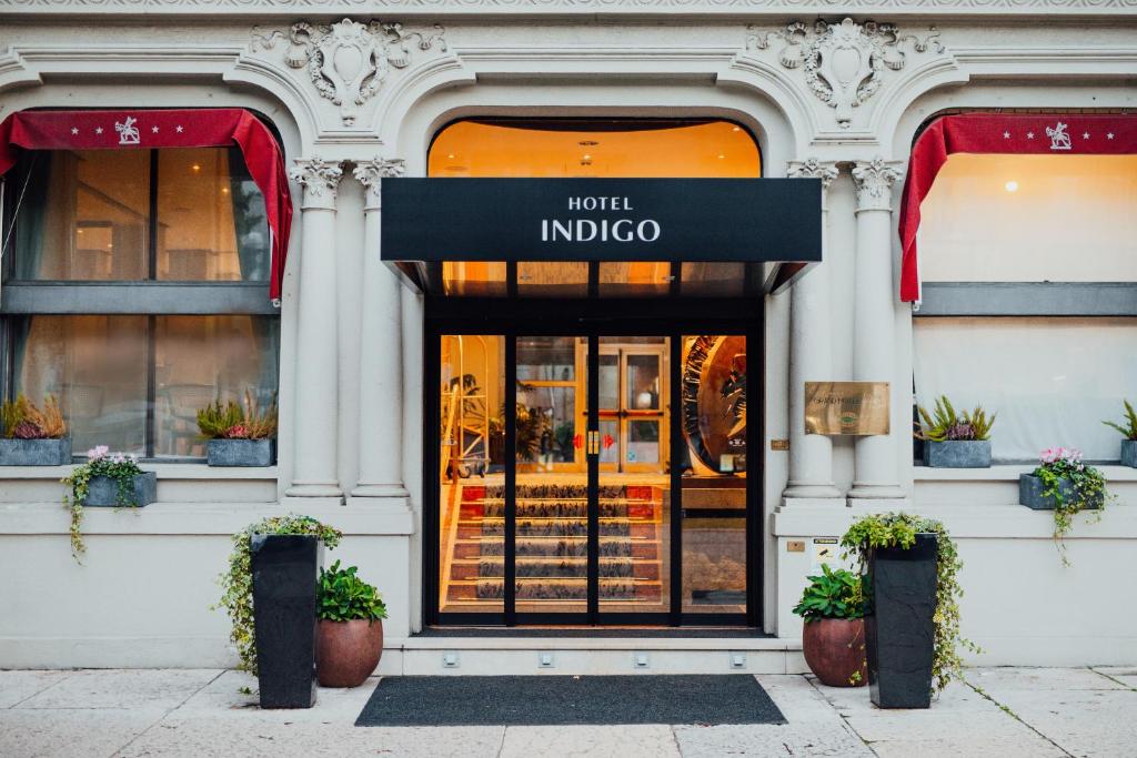 维罗纳Hotel Indigo Verona - Grand Hotel Des Arts, an IHG Hotel的大楼前有门的商店