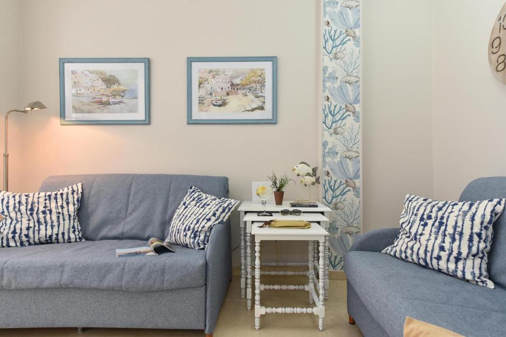 大加那利岛拉斯帕尔马斯拉斯坎特拉斯海滩公寓的客厅配有沙发和桌子