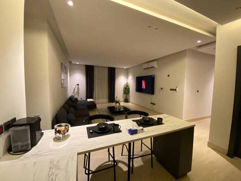 利雅德3 - Bedroom Apartment的客厅设有厨房和沙发。