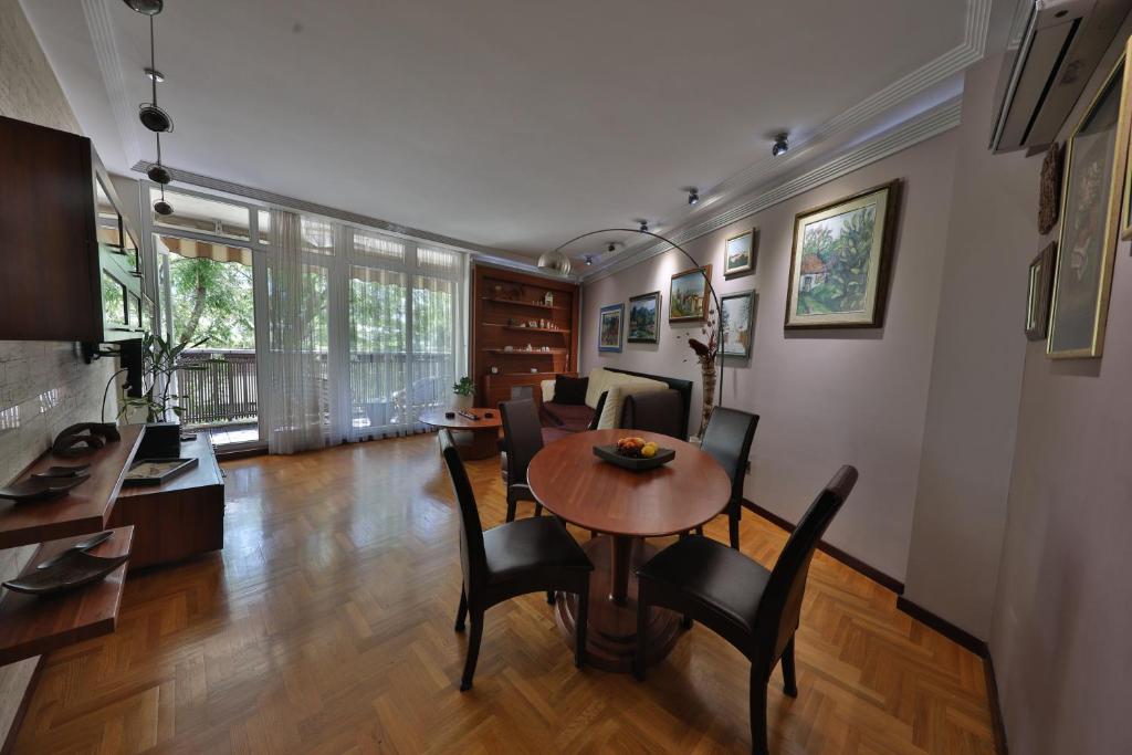 贝尔格莱德Luxurious apartment in Belgrade的用餐室以及带桌椅的起居室。