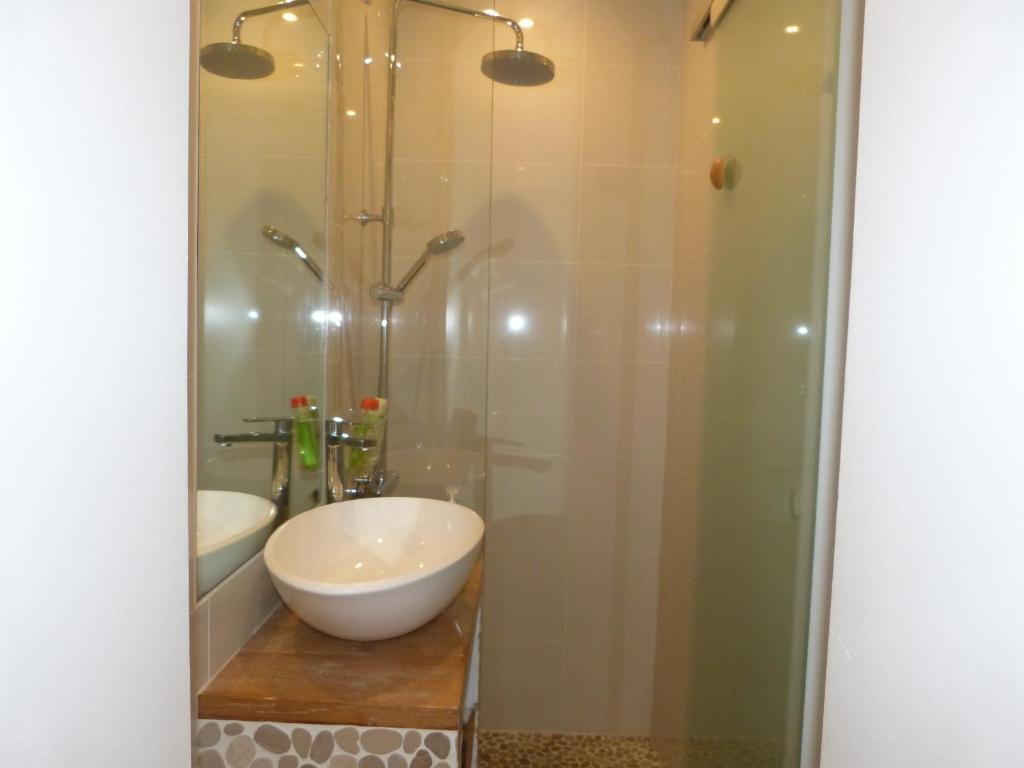马赛城市之海公寓的一间带水槽和淋浴的浴室