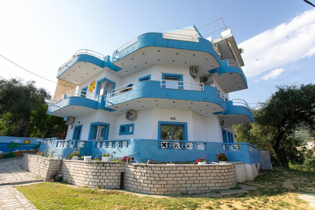 帕尔加伊利耶斯别墅酒店的砖墙上的蓝色和白色房子