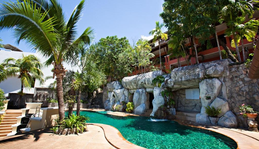 芭东海滩C & N Resort and Spa - SHA Extra Plus的瀑布度假村内的游泳池