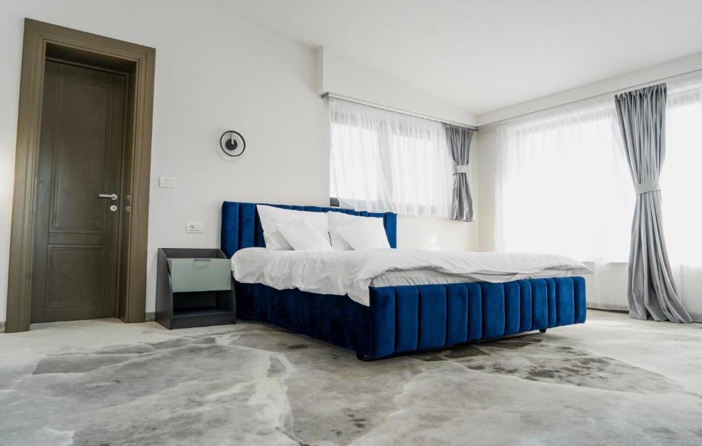德瓦Eco Friendly的一间卧室设有蓝色的床和窗户。