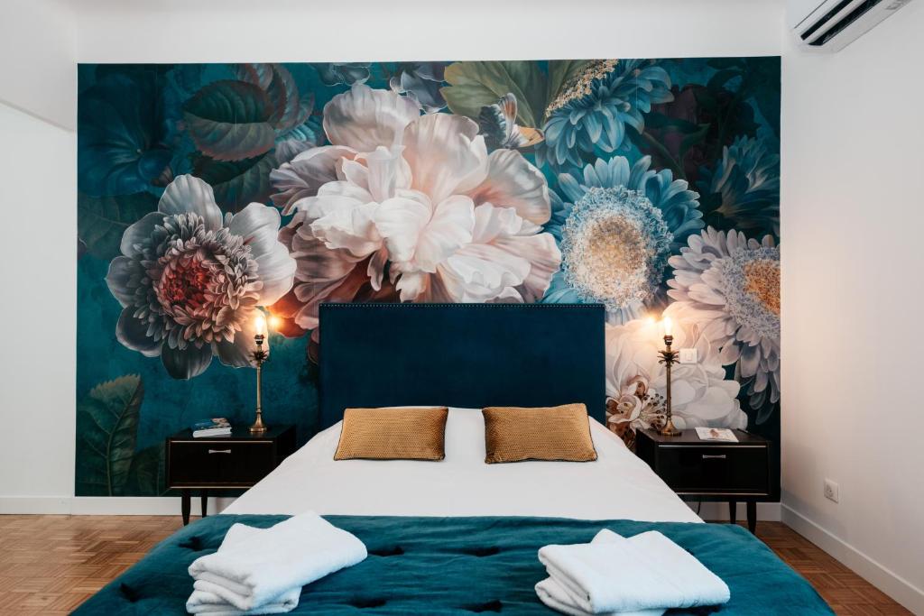 阿维尼翁Les Précieuses Suites & Spa II的卧室配有一张带花卉壁画的床