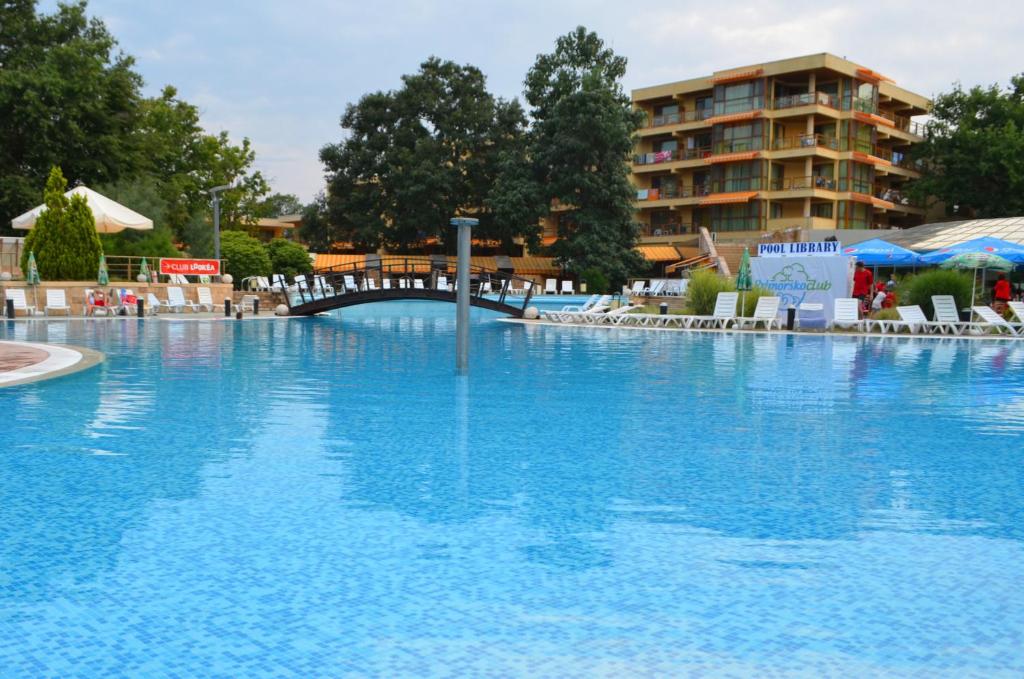 普里莫尔斯科木兰酒店的一个大型蓝色游泳池,酒店背景