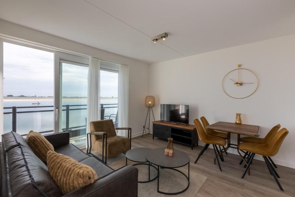 圣安娜兰Appartement Vista Maris, Havenweg 8-4, Sint Annaland的客厅配有沙发和桌子