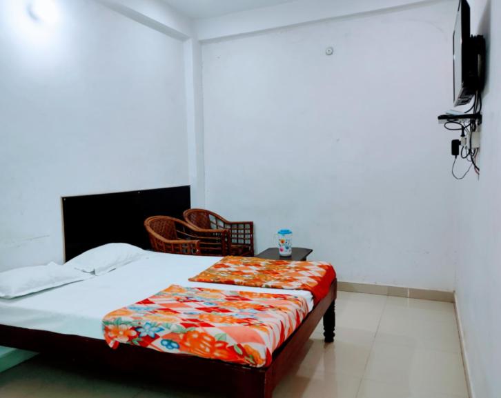 Kumbh Prayag Guest House By WB Inn客房内的一张或多张床位