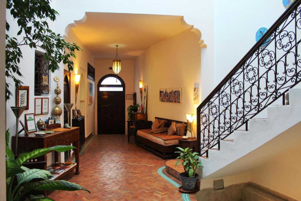 艾西拉Dar Manara - Medina d'Asilah的一间带楼梯和沙发的客厅