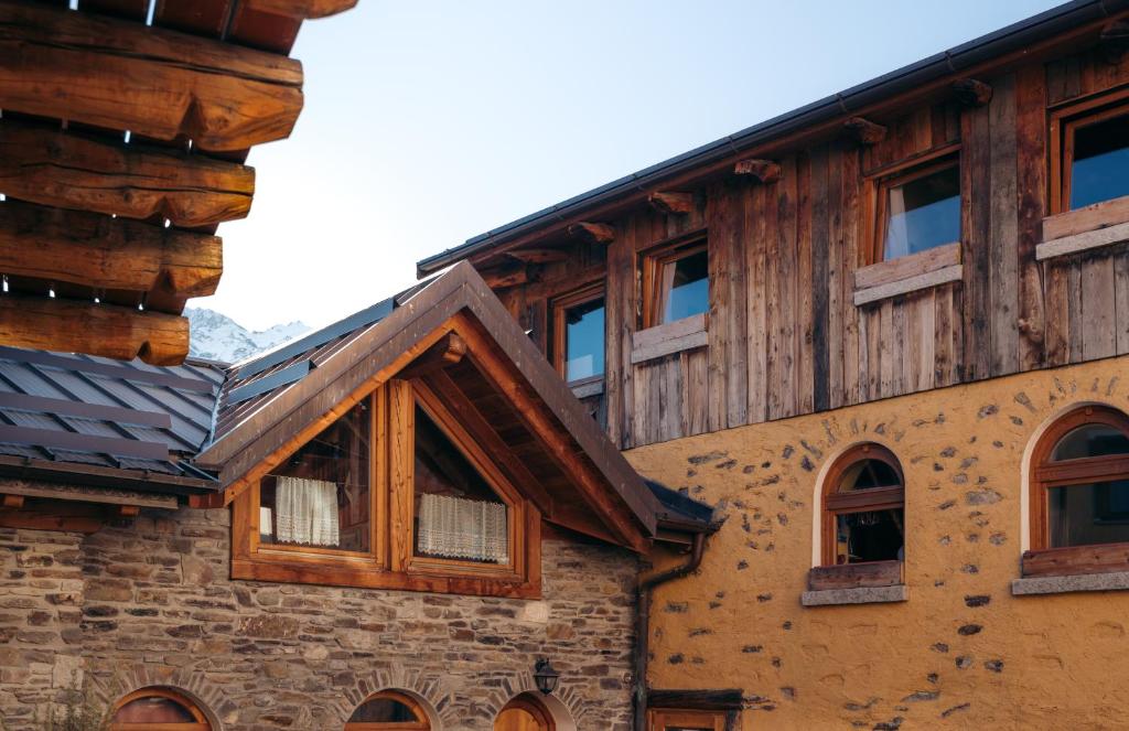 泰穆贝罗提农家乐的一座带窗户和屋顶的木制建筑