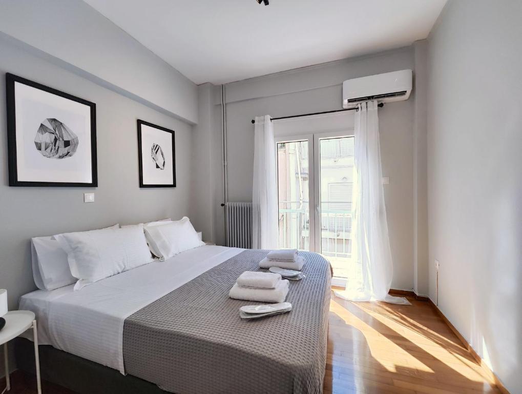 比雷埃夫斯Zea Apartments的一间卧室配有一张床,上面有两条毛巾