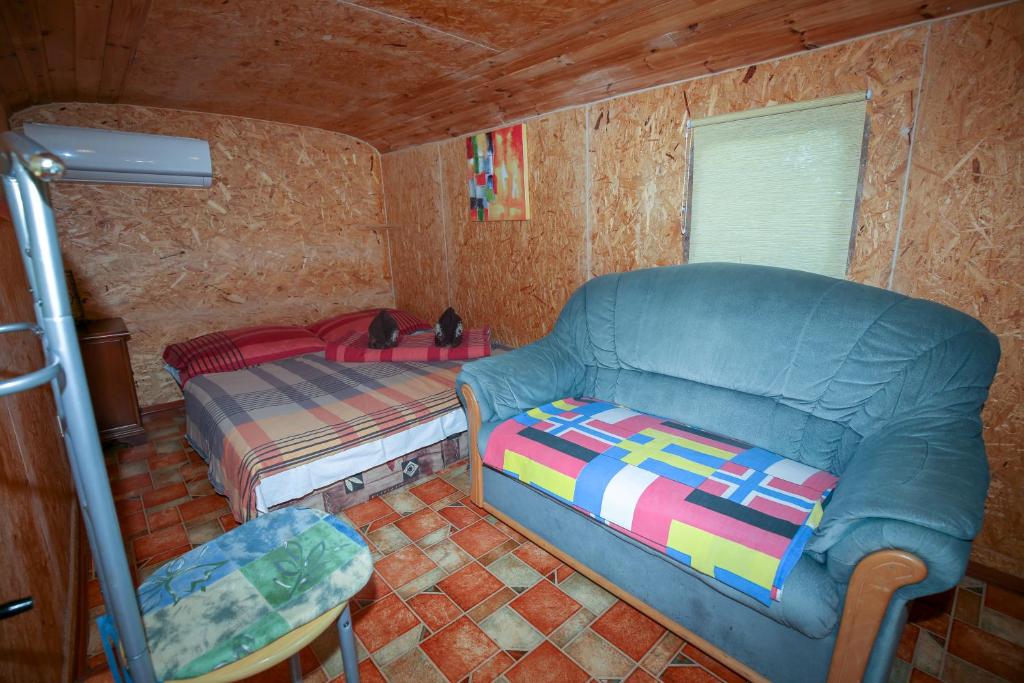 什图罗沃Karavan Sturovo的客厅配有沙发和1张床
