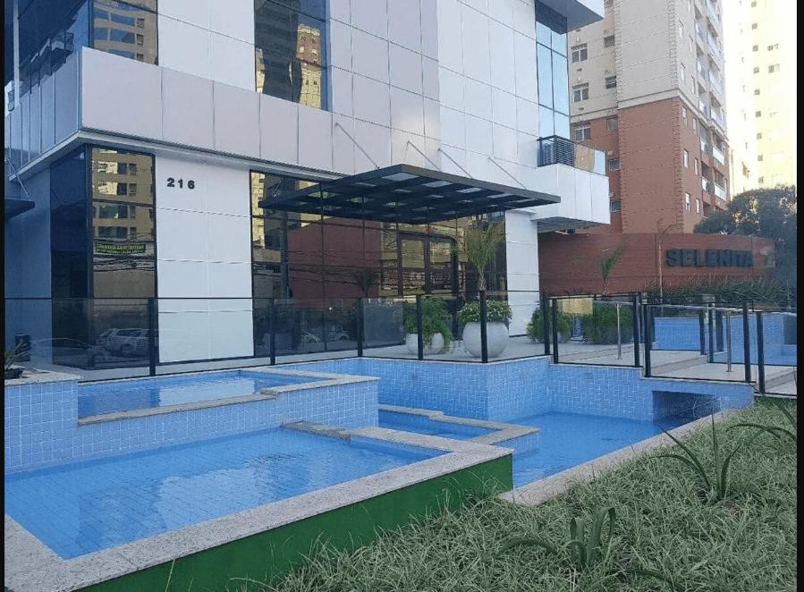 巴鲁埃里Conjunto Estudio e Duplex Selenita的一座建筑前面设有游泳池