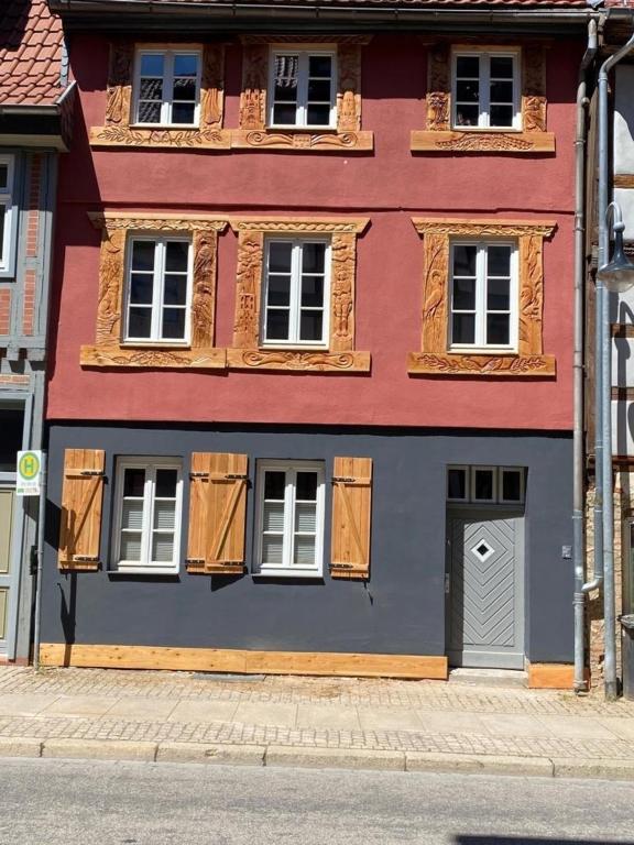 哈尔伯施塔特Kleines Harztor的街上有窗户和门的建筑