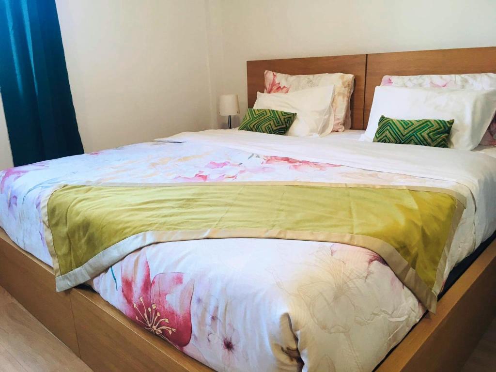 波尔图Get Cozy的一间卧室配有一张大床和木制床头板