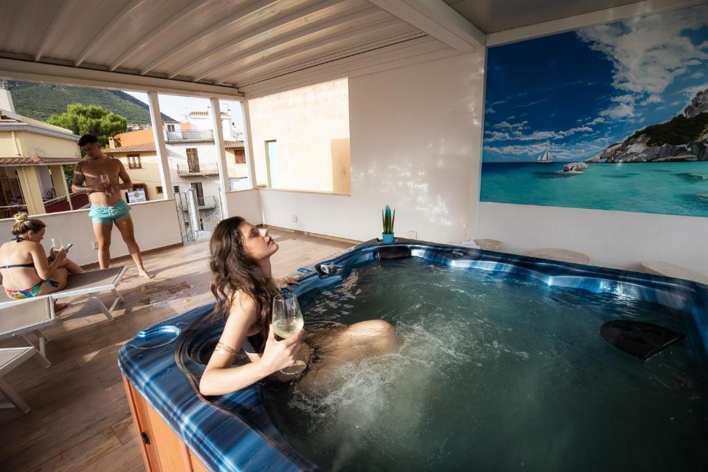 卡拉古诺内圣法兰西丝科酒店的坐在热水浴缸中的女人,喝一杯葡萄酒