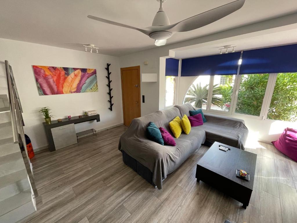 马力诺港Costa Hispania 230的客厅配有带色彩缤纷枕头的沙发