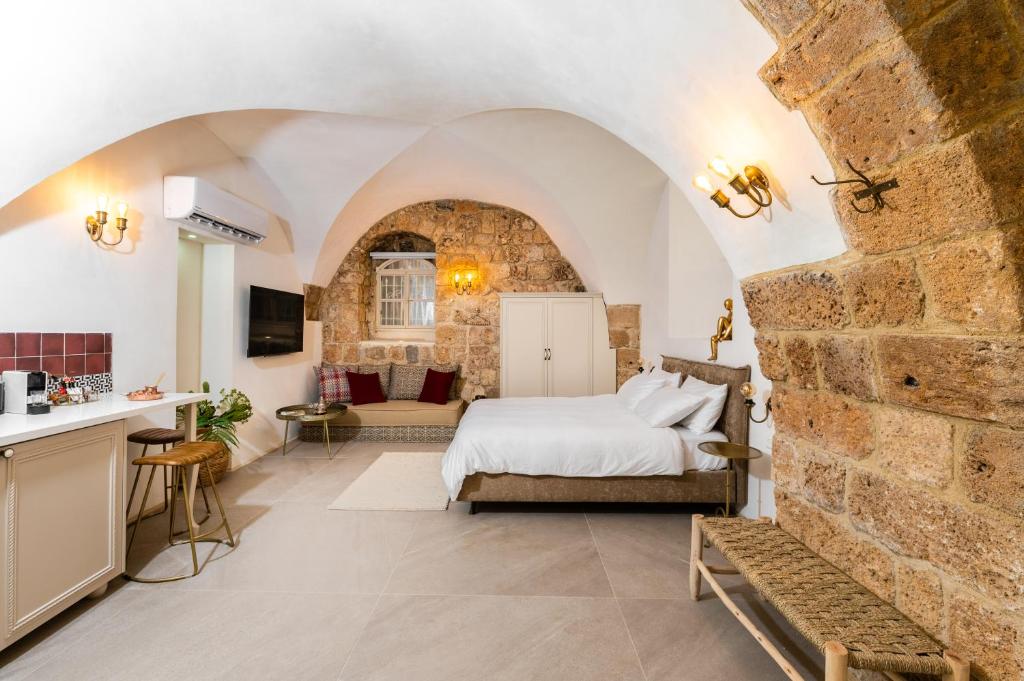 阿卡Jozefin的一间卧室设有一张床和石墙
