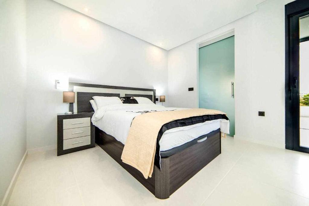 皮拉尔－德拉奥拉达达Espanhouse Diamante apartment的一间卧室设有一张大床和一个大窗户
