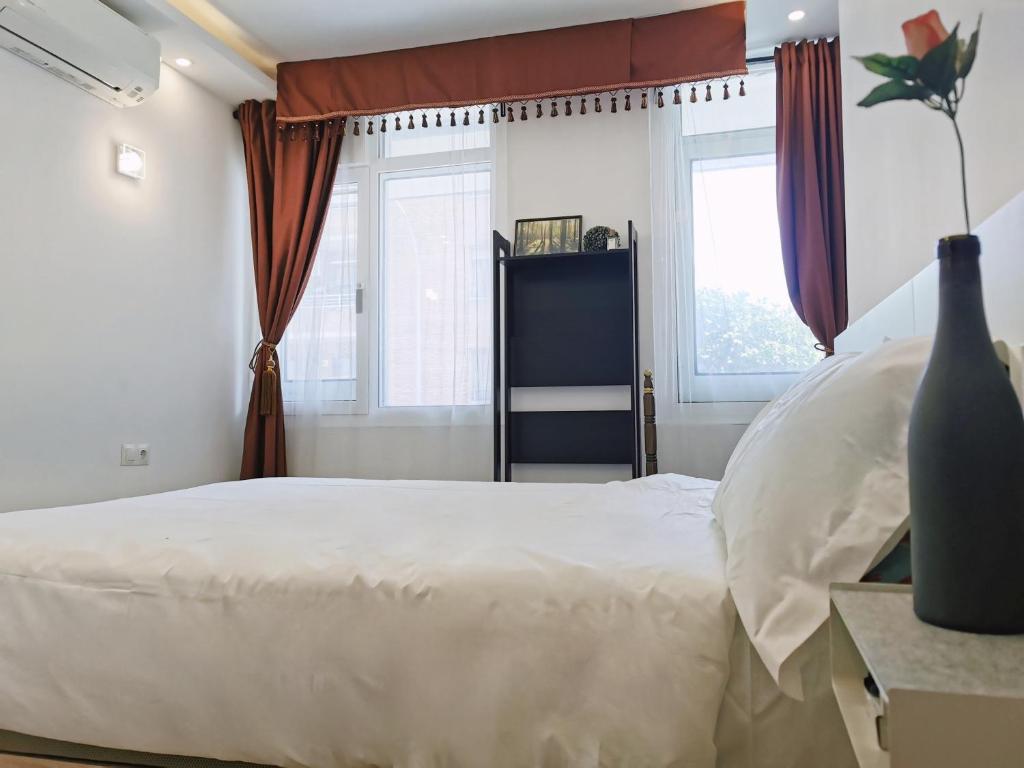 巴达洛纳Barcelona CoronaHostal的卧室配有白色的床和窗户。
