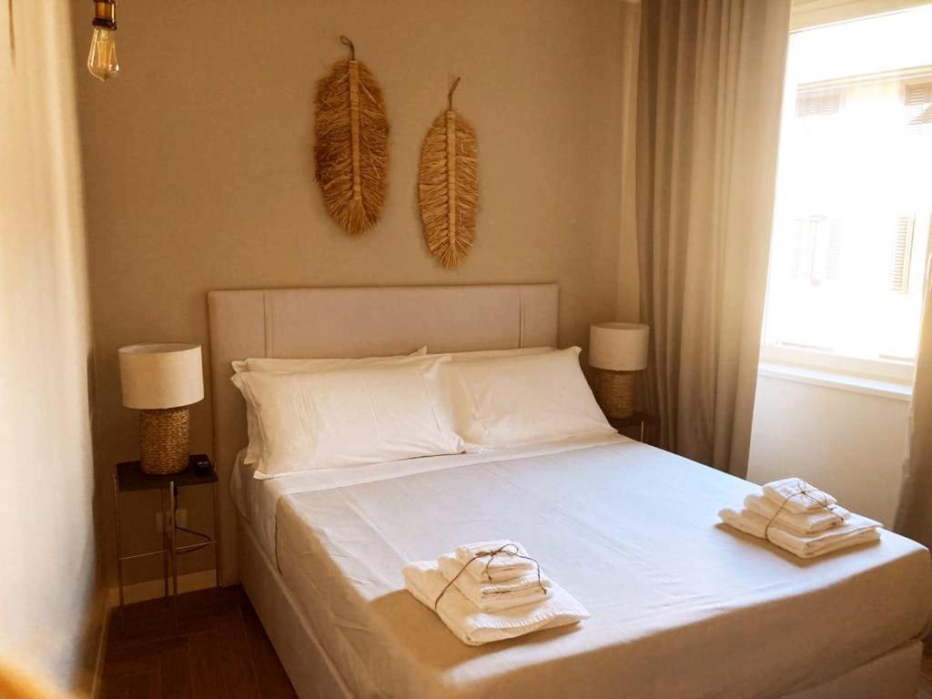 贝加莫Gatto Bianco Bergamo Apartment的一间卧室配有一张床,上面有两条毛巾