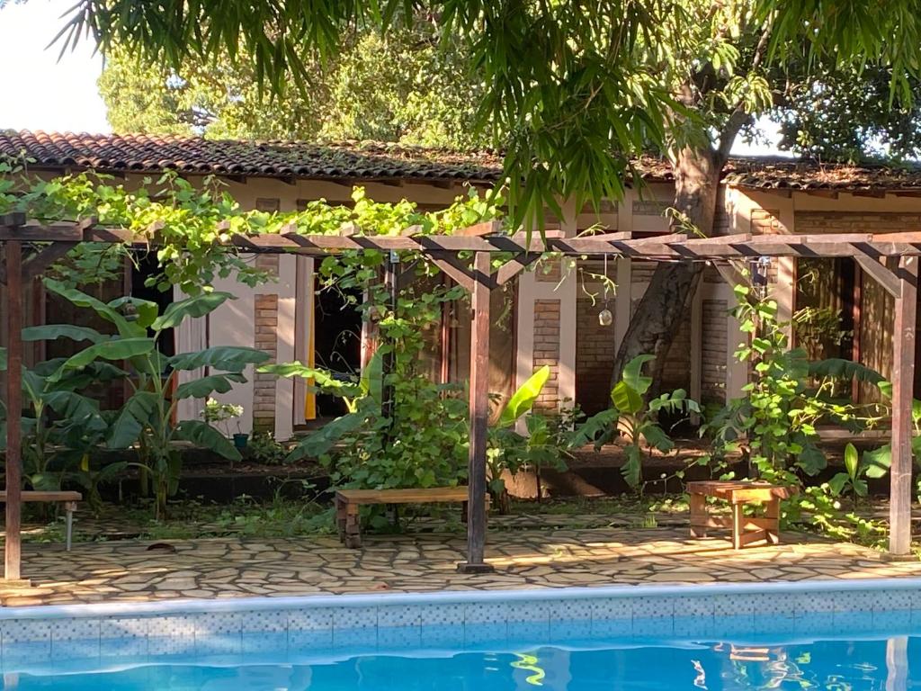 莱昂Hostal Casa Abierta的一座带凉亭的游泳池,位于一座房子旁边