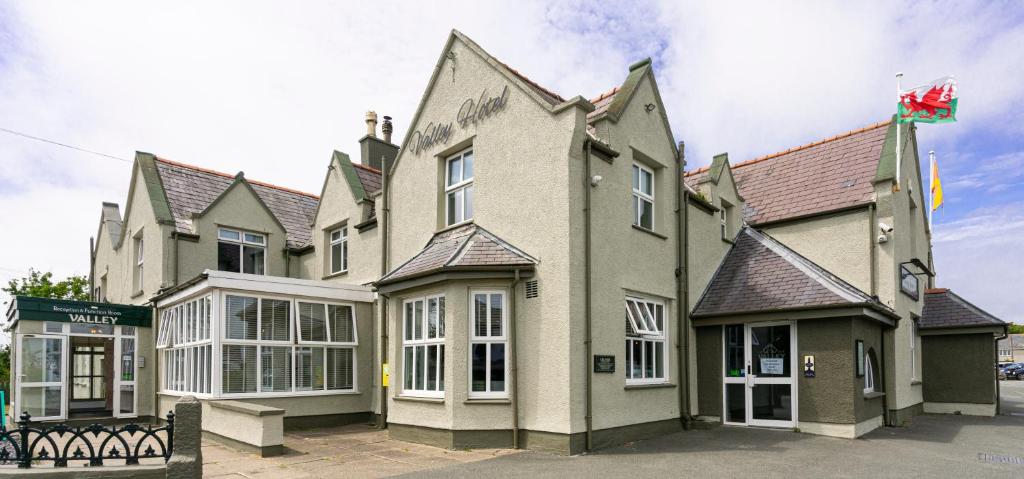 瓦利The Valley Hotel, Anglesey的前面有标志的大建筑